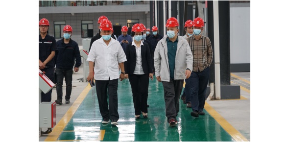2022-5-10黃學(xué)工等省工信廳總工程師、一級(jí)巡視員市工信局姚曉麗局長等領(lǐng)導(dǎo)視察萬眾集團(tuán)